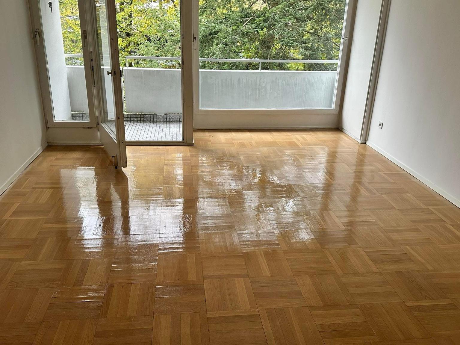 Frisch polierte Parkettböden